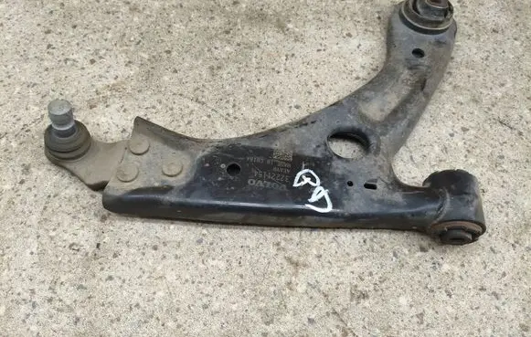 Volvo XC40 Front lower control arm/wishbone 32221154