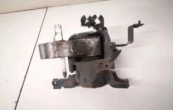 Toyota Avensis T270 Engine mount bracket