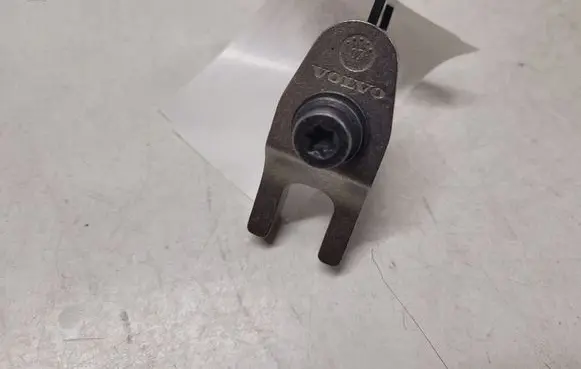 Volvo S90, V90 Fuel Injector clamp holder