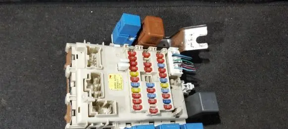 Nissan Primera Fuse box set 24350av700 0325031