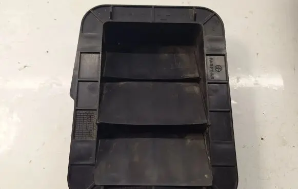 Quarter panel pressure vent