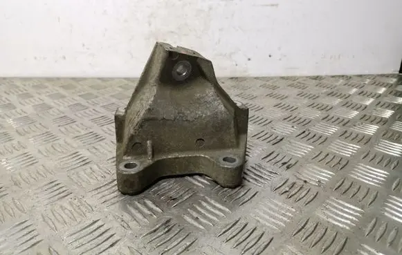 Jeep Grand Cherokee Engine mounting bracket