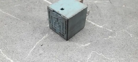 Audi Cabriolet B3 8G Fuel pump relay 431951253B