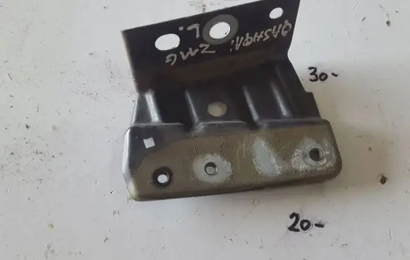 Nissan Qashqai Fender mounting bracket
