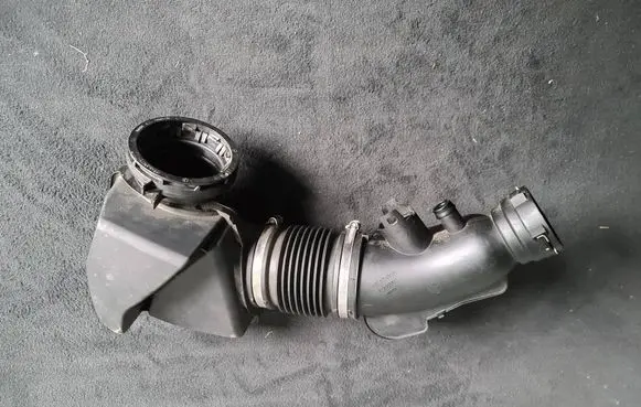 BMW 4 F36 Gran coupe Intake resonator 8601681