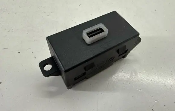Chrysler Pacifica USB socket connector 68256810AA 53338552 33241674