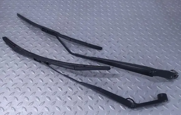 Front wiper blade arm