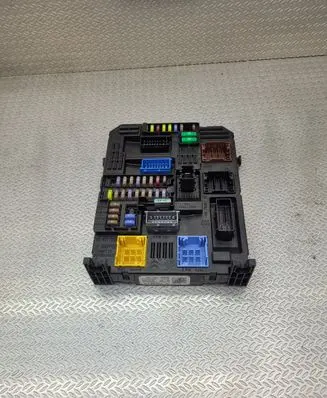 Opel Mokka B Fuse module 9832881080