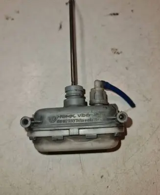 Volkswagen Golf III Central locking vacuum pump 1H9862159D