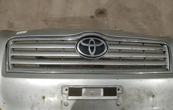Toyota Avensis T250 Front grill 