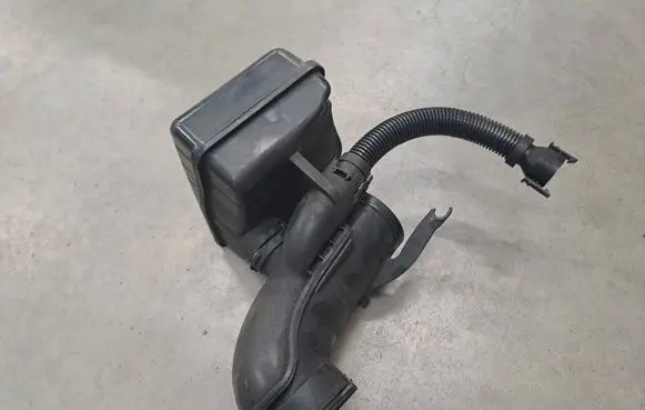 BMW 5 F10 F11 Intake resonator 781074603 3690