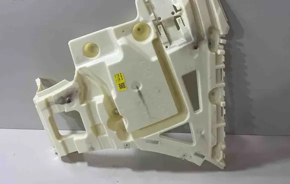 Rear bumper mounting bracket