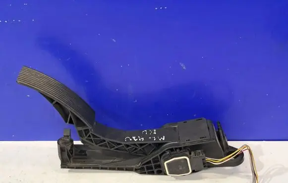 Mercedes-Benz ML W164 Accelerator throttle pedal A1643000004