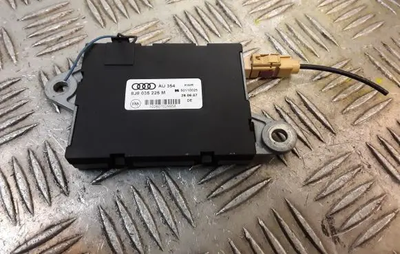Audi TT TTS Mk2 Aerial antenna amplifier 8J8035225M