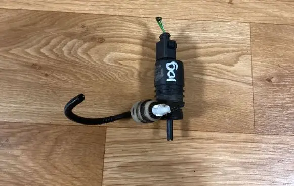 Volkswagen PASSAT B6 Windscreen/windshield washer pump 1T0955651A