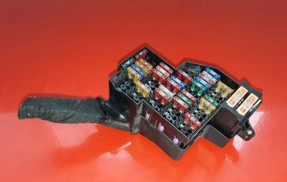 Volkswagen Touareg I Fuse module 7L0941828A 7L0941824A