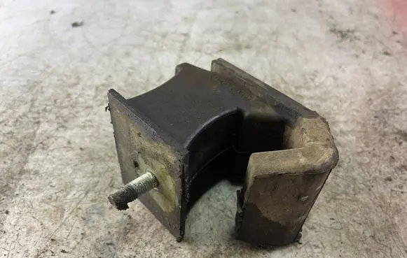 Nissan Navara D40 Engine mount bracket 11220eb300