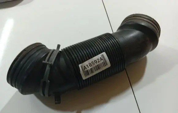 Skoda Octavia Mk2 (1Z) Air intake hose/pipe 1K0129684L