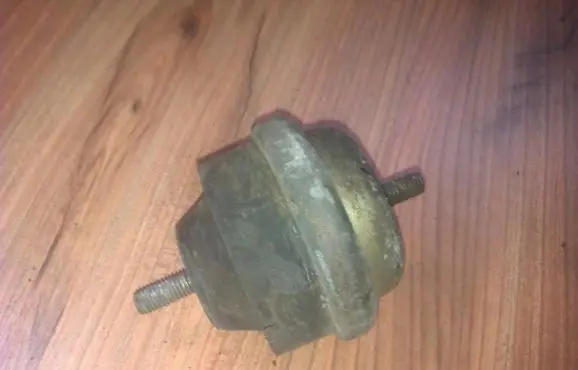Peugeot 406 Engine mount bracket