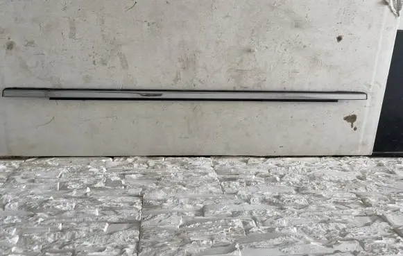 Chrysler Town u0026 Country V Front door trim (molding)