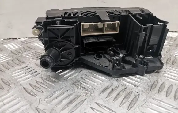 Volkswagen Golf V Climate control unit 74730960
