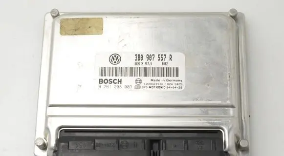 Volkswagen PASSAT B5.5 Engine control unit/module 3B0907557R