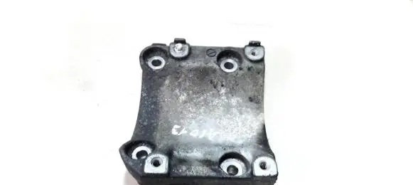 Honda CR-V Engine mounting bracket