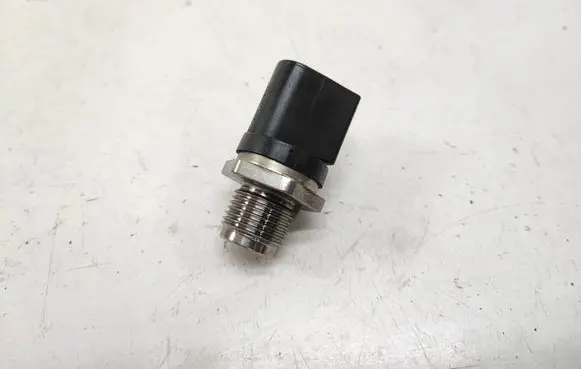 BMW 3 E90 E91 Fuel pressure sensor 0281002988