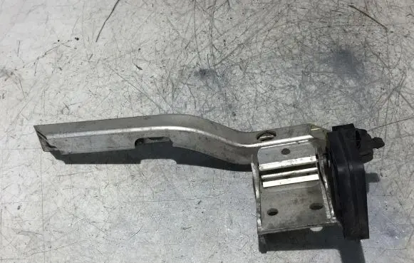 BMW 5 F10 F11 Radiator mount bracket 718651309 7207151 7211161