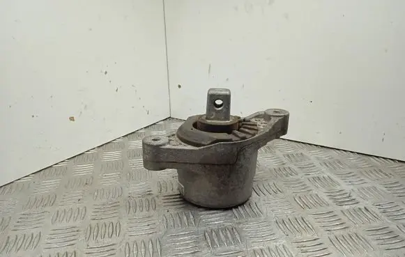 Maserati Ghibli Engine mount bracket 06700048700