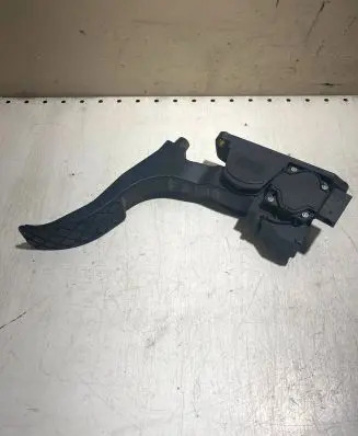Accelerator throttle pedal