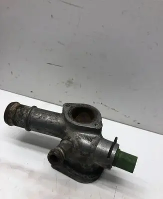 Volkswagen PASSAT B5.5 Engine coolant pipe/hose 038121133A