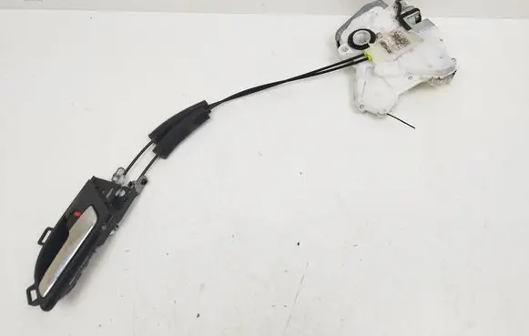 Honda CR-V Front door lock 1561