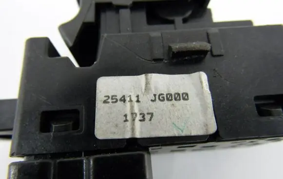 Nissan X-Trail T30 Electric window control switch 25411JG000