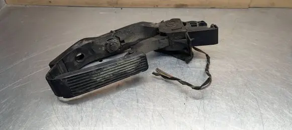 Mercedes-Benz E W211 Accelerator throttle pedal A2113000404