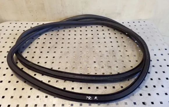 Opel Zafira C Front door rubber seal 13259937 360574169