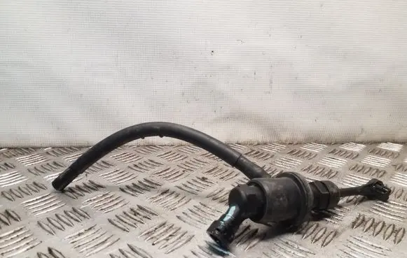 Nissan Juke I F15 Clutch master cylinder 306101U60A