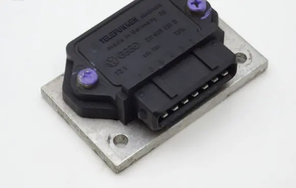 Audi 80 90 B3 Ignition amplifier control unit 211905351D