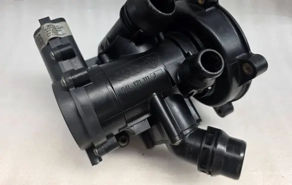 Volkswagen Golf VII Water pump 06L121111J