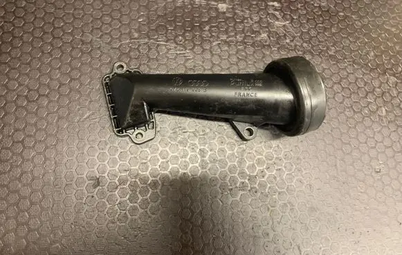 Volkswagen Touareg I Oil fill pipe 07Z115308B