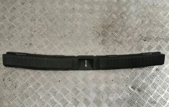 Trunk/boot sill cover protection