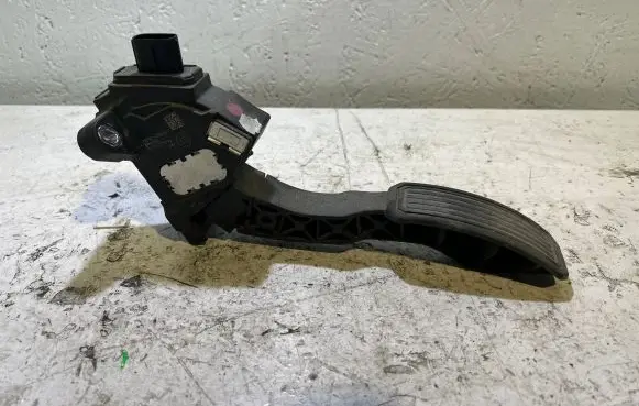 Toyota Avensis T270 Accelerator throttle pedal 7811002020 09070B 50532125096