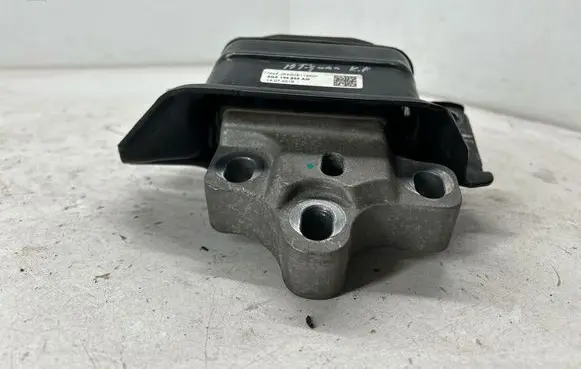 Volkswagen Tiguan Allspace Engine mount bracket 5QA199555AM 14072019 5QA199555G
