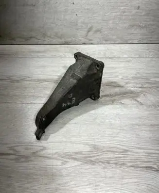 BMW 5 E34 Engine mounting bracket 1135948