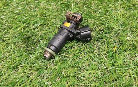 Volkswagen Jetta VI Fuel injector 06A906031CP