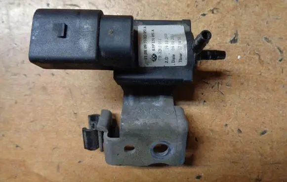 Skoda Fabia Mk2 (5J) Turbo solenoid valve 03P131051
