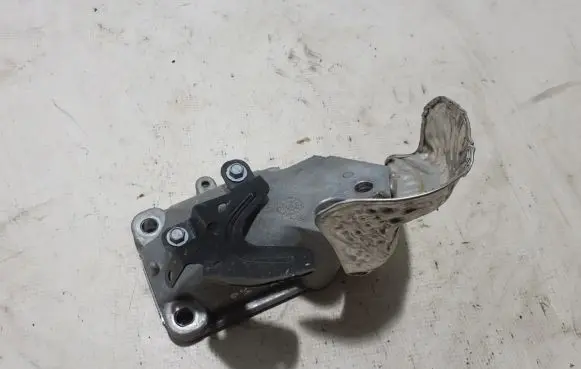Dodge Durango Engine mounting bracket 68275987AA