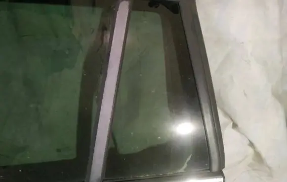 Rear vent window glass