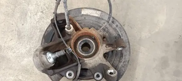 Rear wheel hub spindle/knuckle