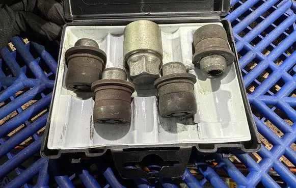Toyota Auris E180 Anti-theft wheel nuts and lock 